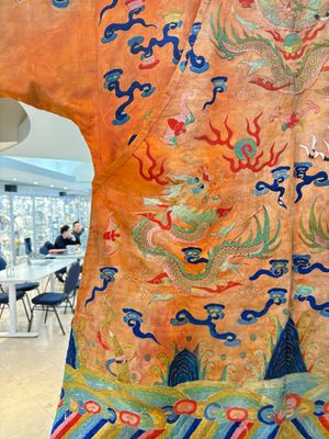 A Chinese embroidered silk salmon-ground 'dragon' robe, 19th C. — 照片 8
