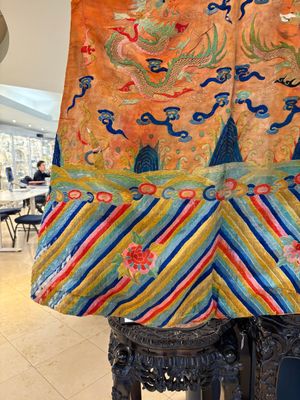 A Chinese embroidered silk salmon-ground 'dragon' robe, 19th C. — 照片 9