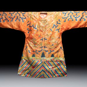 A Chinese embroidered silk salmon-ground 'dragon' robe, 19th C. — 照片 1