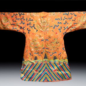 A Chinese embroidered silk salmon-ground 'dragon' robe, 19th C. — 照片 2