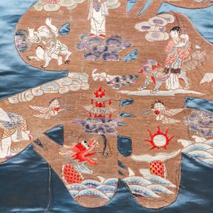 A Chinese embroidered silk 'Shou' panel with immortals, 19th C. — 照片 6