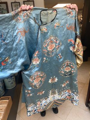 A Chinese embroidered silk skirt and a women's summer robe, 18th/19th C. — 照片 1