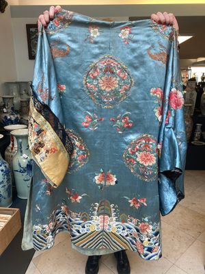 A Chinese embroidered silk skirt and a women's summer robe, 18th/19th C. — 照片 12