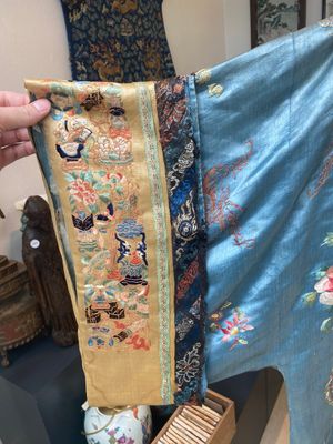 A Chinese embroidered silk skirt and a women's summer robe, 18th/19th C. — 照片 14