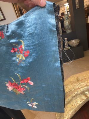 A Chinese embroidered silk skirt and a women's summer robe, 18th/19th C. — 照片 17
