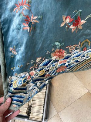 A Chinese embroidered silk skirt and a women's summer robe, 18th/19th C. — 照片 19
