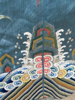 A Chinese embroidered silk skirt and a women's summer robe, 18th/19th C. — 照片 20