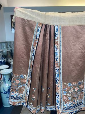 A Chinese embroidered silk skirt and a women's summer robe, 18th/19th C. — 照片 22