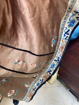 A Chinese embroidered silk skirt and a women's summer robe, 18th/19th C. — 照片 29