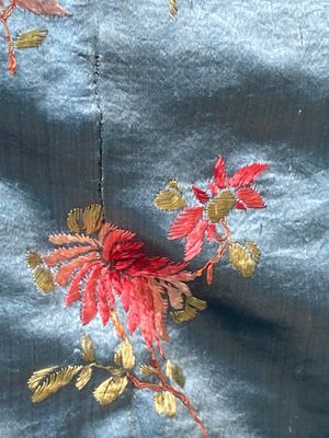 A Chinese embroidered silk skirt and a women's summer robe, 18th/19th C. — 照片 3