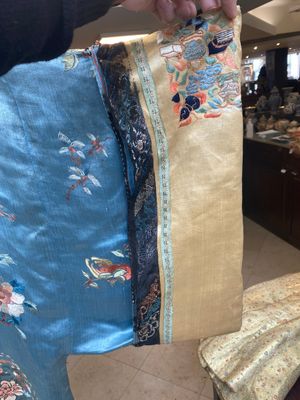 A Chinese embroidered silk skirt and a women's summer robe, 18th/19th C. — 照片 7