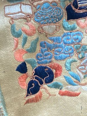 A Chinese embroidered silk skirt and a women's summer robe, 18th/19th C. — 照片 8