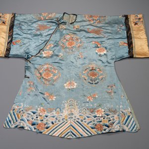 A Chinese embroidered silk skirt and a women's summer robe, 18th/19th C. — 照片 3