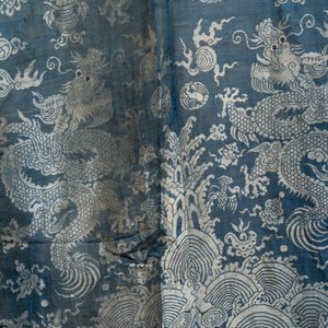 A Chinese embroidered silk summer 'dragon' robe, 19th C. — photo 12