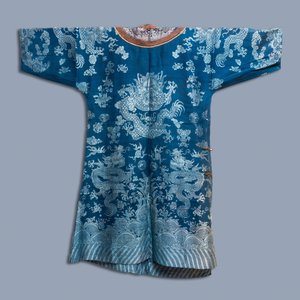 A Chinese embroidered silk summer 'dragon' robe, 19th C. — photo 2