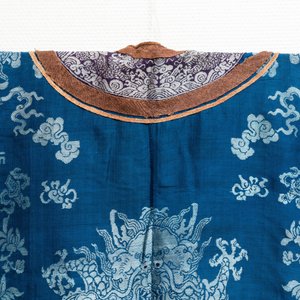 A Chinese embroidered silk summer 'dragon' robe, 19th C. — photo 3