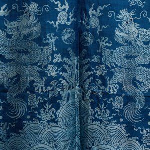 A Chinese embroidered silk summer 'dragon' robe, 19th C. — photo 7