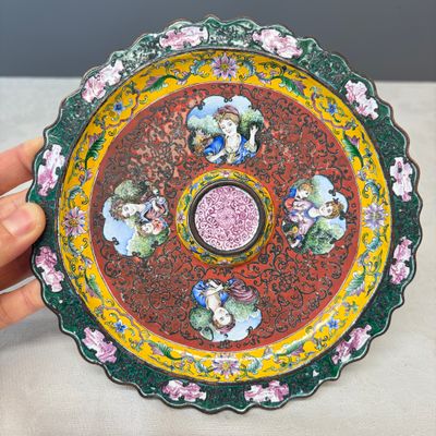 A Chinese enamel 'European Subject' saucer dish — photo 1
