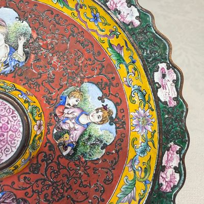 A Chinese enamel 'European Subject' saucer dish — photo 3