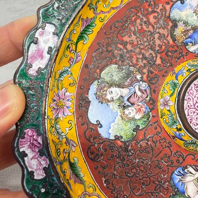 A Chinese enamel 'European Subject' saucer dish — photo 5