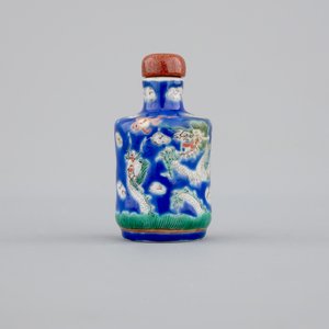 A Chinese enameled porcelain snuff bottle with a dragon, 19/20th C. — 照片 1