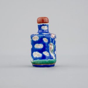 A Chinese enameled porcelain snuff bottle with a dragon, 19/20th C. — 照片 3