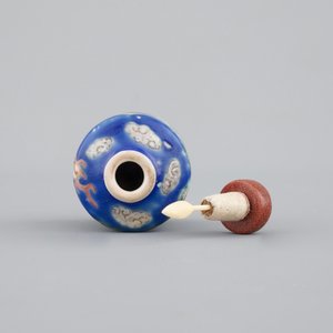 A Chinese enameled porcelain snuff bottle with a dragon, 19/20th C. — 照片 4