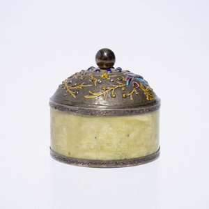 A Chinese enameled silver and jade cylindrical box, ca. 1900 — photo 4