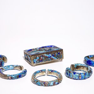 A Chinese enameled silver box and cover and five bracelets, 19th C. — photo 2