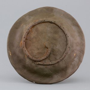 A Chinese enameled yixing stoneware cup and saucer, 19/20th C. — photo 3