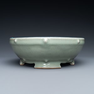 A Chinese enamelled celadon-glazed censer with a dragon on a lotus-shaped wooden stand, Qing — 照片 8