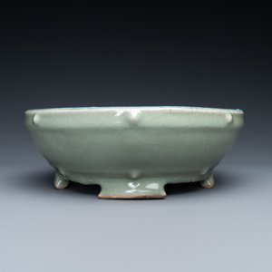 A Chinese enamelled celadon-glazed censer with a dragon on a lotus-shaped wooden stand, Qing — 照片 9