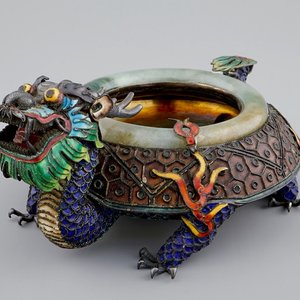 A Chinese enamelled silver and jade censer of dragon shape, 19/20th C. — 照片 1