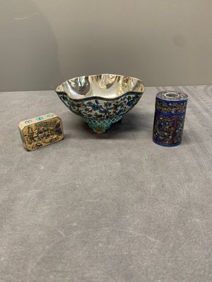 A Chinese enamelled silver bowl, a box and an opium container, 19th C. — photo 1