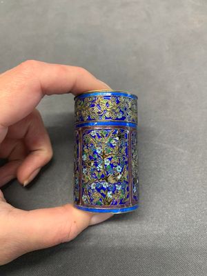A Chinese enamelled silver bowl, a box and an opium container, 19th C. — photo 11