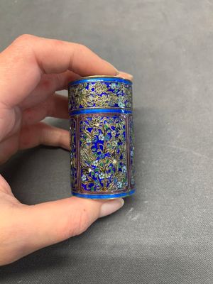 A Chinese enamelled silver bowl, a box and an opium container, 19th C. — photo 12