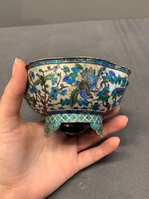 A Chinese enamelled silver bowl, a box and an opium container, 19th C. — photo 19