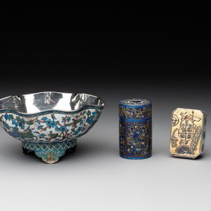A Chinese enamelled silver bowl, a box and an opium container, 19th C. — photo 1