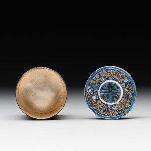 A Chinese enamelled silver bowl, a box and an opium container, 19th C. — photo 13