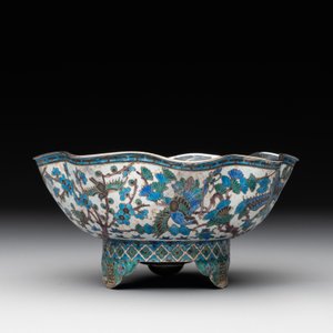 A Chinese enamelled silver bowl, a box and an opium container, 19th C. — photo 15