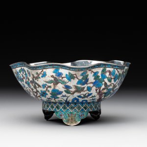 A Chinese enamelled silver bowl, a box and an opium container, 19th C. — photo 17