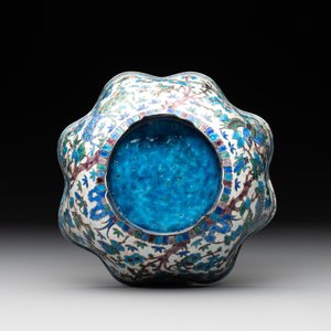 A Chinese enamelled silver bowl, a box and an opium container, 19th C. — photo 20