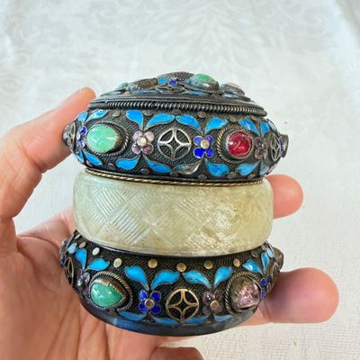 A Chinese enamelled silver box and cover, inset with jade and precious stones — photo 3