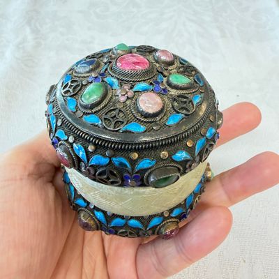 A Chinese enamelled silver box and cover, inset with jade and precious stones — photo 5