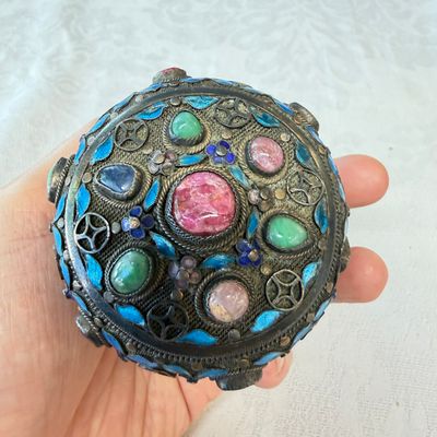 A Chinese enamelled silver box and cover, inset with jade and precious stones — photo 6