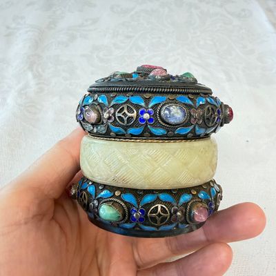 A Chinese enamelled silver box and cover, inset with jade and precious stones — photo 1