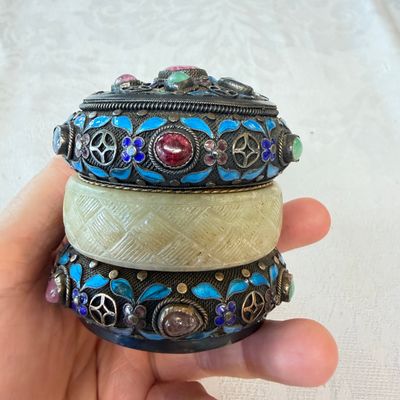 A Chinese enamelled silver box and cover, inset with jade and precious stones — photo 2