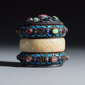 A Chinese enamelled silver box and cover, inset with jade and precious stones — photo 2