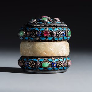 A Chinese enamelled silver box and cover, inset with jade and precious stones — photo 3