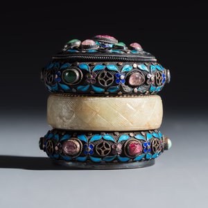 A Chinese enamelled silver box and cover, inset with jade and precious stones — photo 4